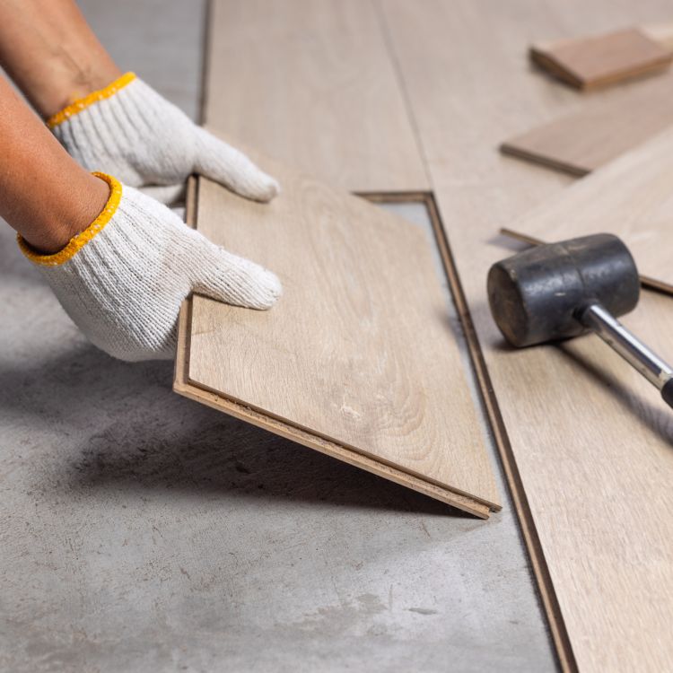 تركيب أرضيات خشبية حديثة في فيلا بالرياض